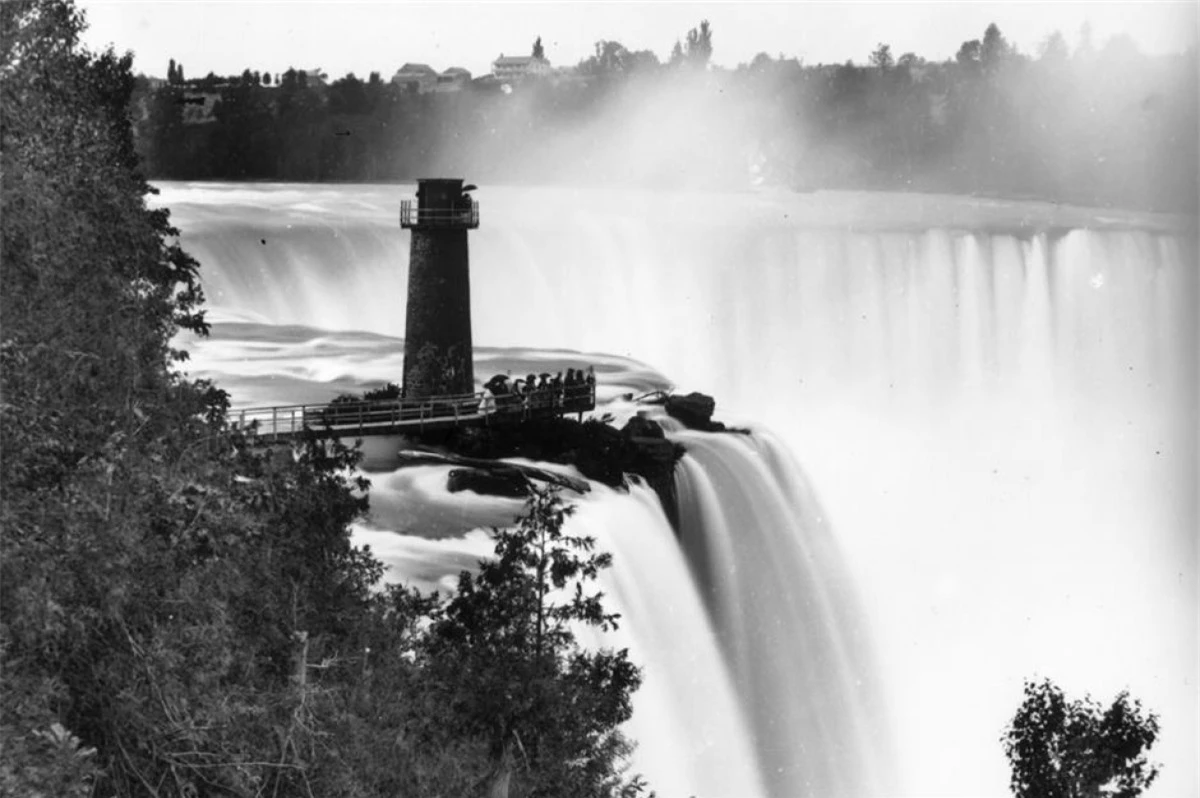 Thác Niagara (nằm ở biên giới giữa 2 nướcMỹ và Canada). Trong bức ảnh là thác Niagara vào năm 1859. Một cây cầu gỗ gần thác đã được xây dựng vào năm 1827 để du khách có thể đứng ngắm nhìn khung cảnh tuyệt đẹp trên mặt nước. Cây cầu ngay lập tức đã thu hút khách du lịch từ cả châu Mỹ và châu Âu.