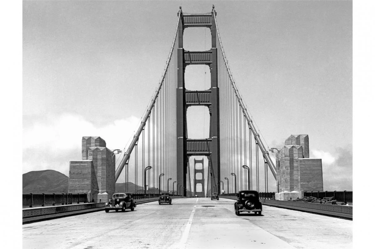 Cầu Cổng Vàng (San Francisco, California, Mỹ). Bức ảnh trên chụp vào ngày 24/5/1937, vài ngày trước ngày chính thức khai trương và một số lượng nhỏ các nhà báo được phép đi qua cầu. Ngày nay, có khoảng 100.000 phương tiện đi qua cây cầu mỗi ngày.