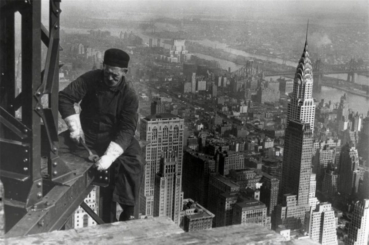 Tòa nhà Empire State (Thành phố New York, Mỹ). Hình ảnh trên là khi tòa nhà đang được xây dựng vào năm 1931. Đây là tòa nhà cao nhất thế giới cho đến những năm 1970, khi Trung tâm Thương mại Thế giới đã giành được vị trí này.