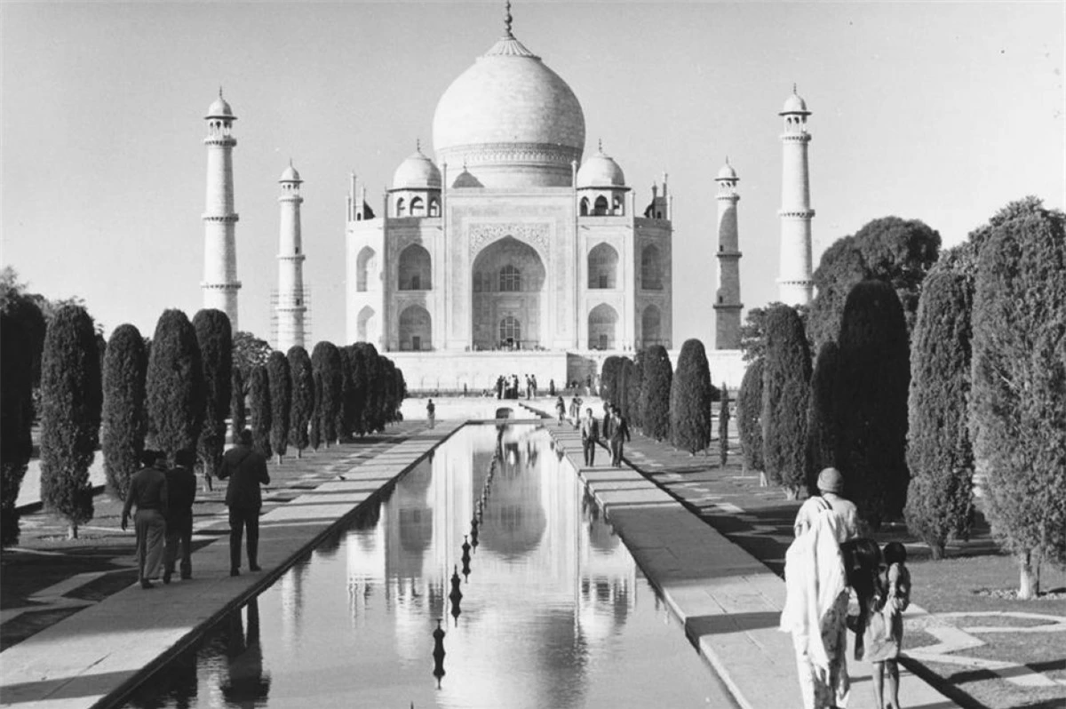 Đền Taj Mahal (Agra, Ấn Độ).Đền Taj Mahal được hoàng đế Mughal Shah Jahan xây dựng vào năm 1632 để tưởng niệm vợ ông. Đây là một trong những điểm tham quan nổi tiếng nhất của Ấn Độ, thường đón khoảng 3 triệu khách du lịch mỗi năm. Trong ảnh là khung cảnh bình yên của ngôi đền vào năm 1960.
