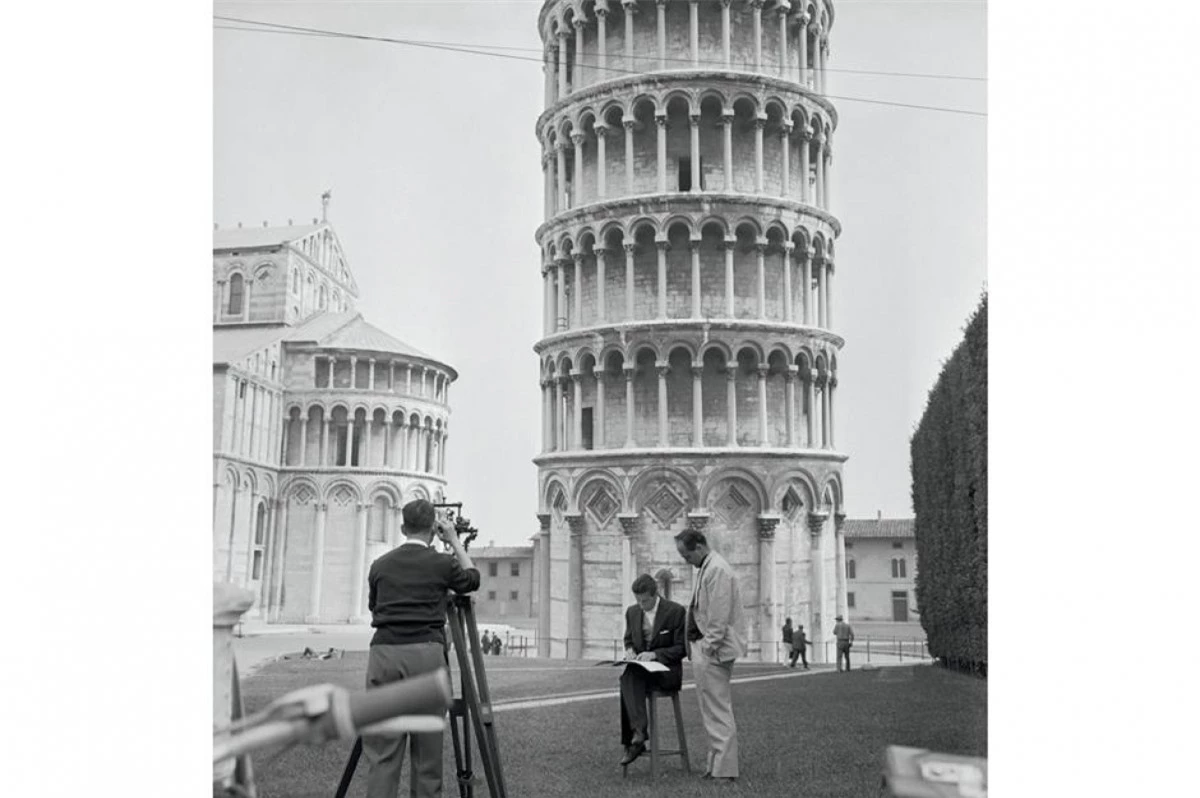 Tháp nghiêng Pisa (Florence, Italy). Trong lịch sử, Italy đã trải qua nhiều trận động đất, địa chấn có sức tàn phá lớn. Công trìnhtháp nghiêng Pisanày vẫn sừng sững theo thời gian sau 4 trận động đất từ thế kỷ 13. Phần đất nền chính là nguyên nhân khiến tòa tháp bị nghiêng. Nhưng nó cũng giúp cho tòa tháp sống sót qua những trận động đất lớn. Hình ảnh trên chụp vào những năm 1960 khi các nhà nghiên cứu của Viện Địa hình và Đo đạc tại Đại học Pisa thực hiện phép đo hàng năm để kiểm tra độ nghiêng của tháp./.