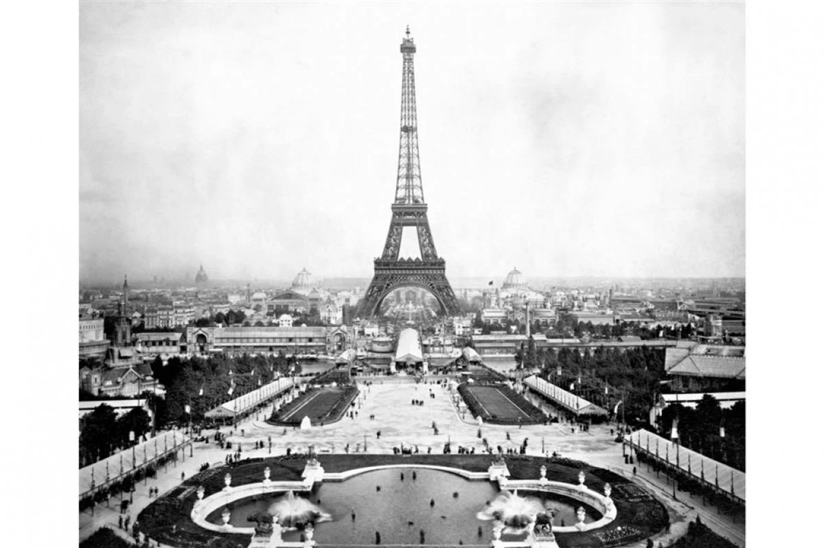 Tháp Eiffel (Thủ đô Paris, Pháp).Tháp Eiffel được xây dựng từ năm 1887-1889để kỷ niệm 100nămCách mạng Pháp và chào đón Triển lãm thế giớinăm 1889. Bức ảnh trên được chụp vào năm 1889. Ngày nay, tháp Eiffel thu hút khoảng 7 triệu lượt khách du lịch mỗi năm.