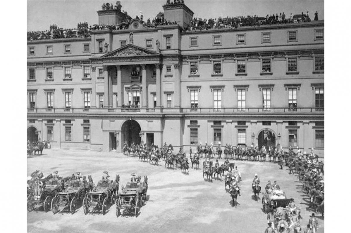 Cung điện Buckingham (London, Anh). Trong bức ảnh làĐại lễ Kim cương của Nữ hoàng Victoria vào năm 1897. Cung điện Buckingham là một trong những địa danh nổi tiếng nhất của Anh và từng là nơi ở chính thức của Hoàng gia từ năm 1837.