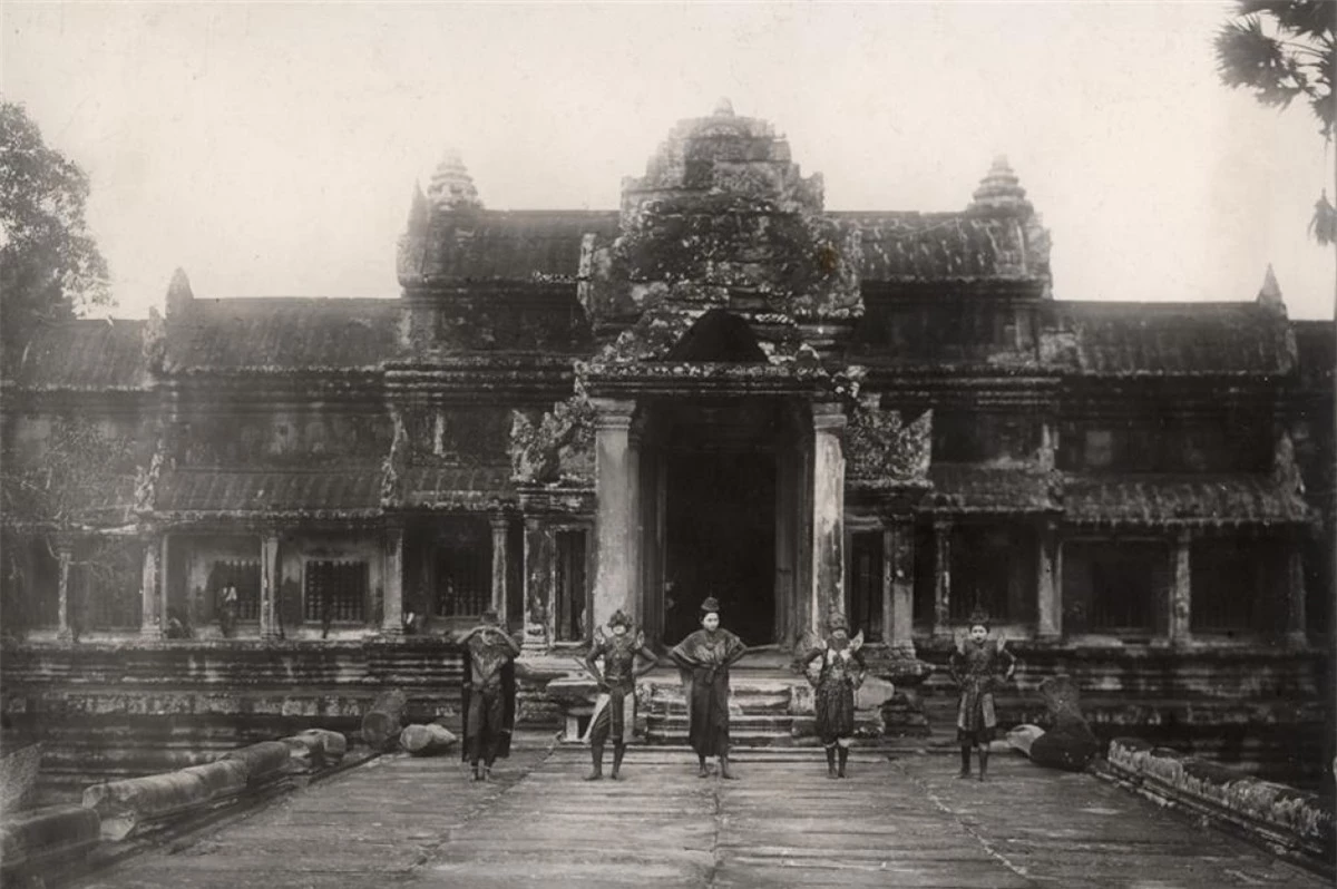 Quần thể Angkor Wat (Siem Reap, Campuchia).Quần thể đền Angkor Wat được cho là công trình kiến trúc tôn giáo lớn nhất thế giới, có diện tích 162,6 hecta và bao gồm hơn một nghìn tòa nhà.Bức ảnh trên chụp vào năm 1910 với các vũ công Apsara trong trang phục truyền thống bên ngoài ngôi đền.