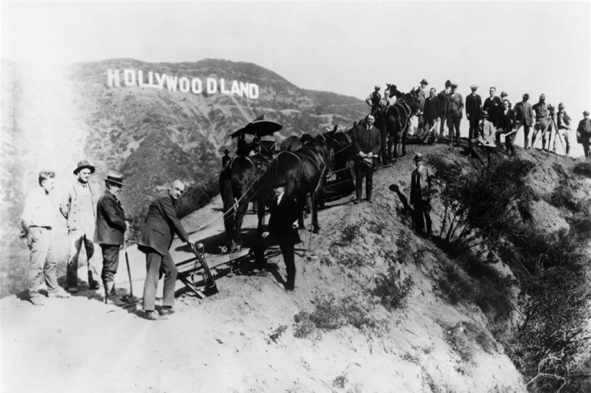 Bảng hiệu Hollywood (thành phố Los Angeles, bang California, Mỹ). Bảng hiệu Hollywood từng được ghi là "Hollywoodland" như trong bức ảnh được chụp vào năm 1925. Vào năm 1949, tấm bảng đã bỏ đi chữ "land".