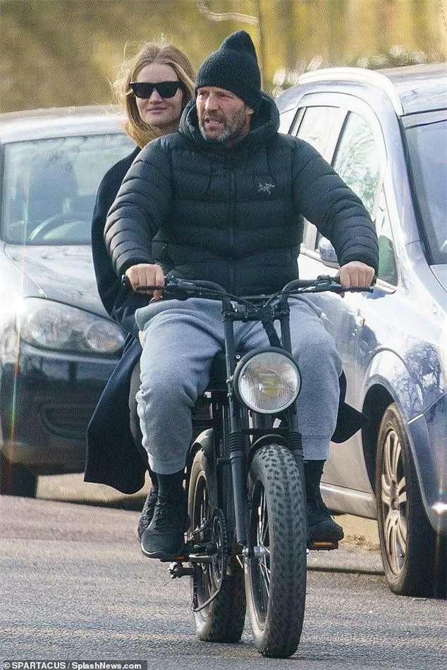 'Người vận chuyển' Jason Statham đèo bạn gái bằng xe đạp điện trên phố gây chú ý ảnh 1