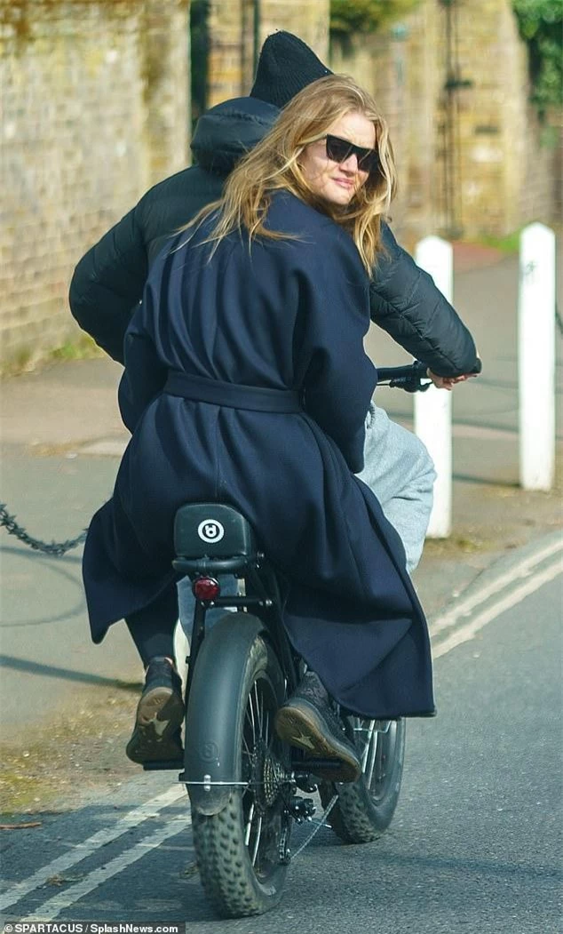 'Người vận chuyển' Jason Statham đèo bạn gái bằng xe đạp điện trên phố gây chú ý ảnh 2