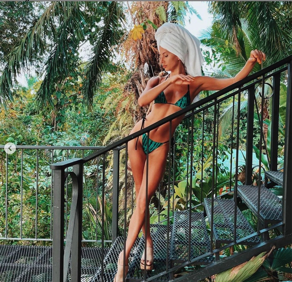'Thiên thần nội y' Candice Swanepoel đường cong 'siêu thực' với bikini bé xíu ảnh 8
