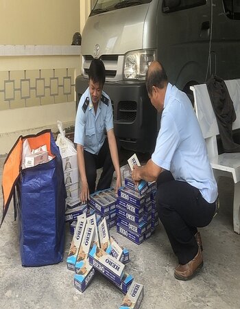 Đồng Tháp: Lực lượng hải quan bắt giữ 1.400 bao thuốc lá vô chủ