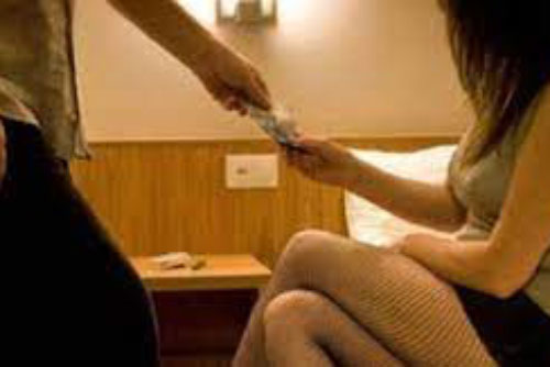 Chồng đưa vợ mỗi tháng 30 triệu nhưng lại có "sở thích bệnh hoạn", sau mỗi chuyến công tác của anh ta cô lại 1 lần đau đớn, dằn vặt