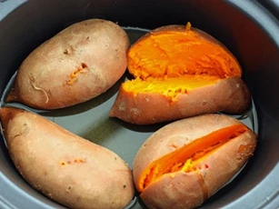 Muốn luộc khoai ngon ngọt bở tung, thơm như mít chín, chỉ cần làm thêm bước này đảm bảo ai cũng nể phục