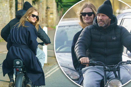 'Người vận chuyển' Jason Statham đèo bạn gái bằng xe đạp điện trên phố gây chú ý