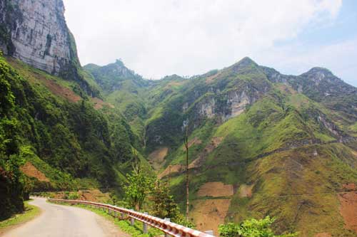 Khung c&#x1EA3;nh n&#xFA;i non h&#xF9;ng v&#x129; tr&#xEA;n &#x111;&#xE8;o M&#xE3; P&#xEC; L&#xE8;ng &#x1EDF; H&#xE0; Giang