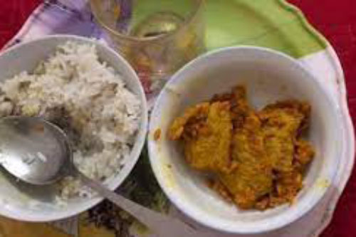 Sinh con được 10 ngày, nàng dâu khóc nghẹn khi nhìn cơm cữ "thịt kho nghệ" mẹ chồng làm, hội chị em nghe xong đều khuyên "khăn gói về nhà ngoại thôi"