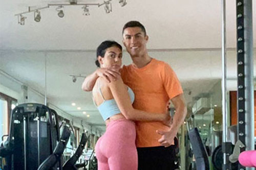 Bạn gái Ronaldo khoe vòng 3 căng đét khi chụp hình chung