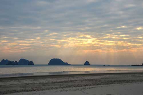 Những bãi biển hoang vắng tha hồ “sống ảo” ở Quảng Ninh