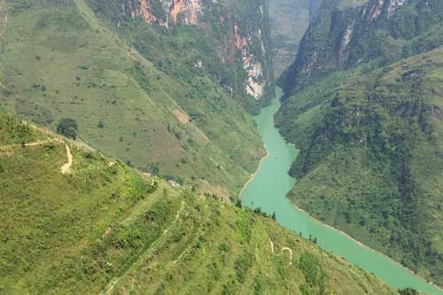 Ngắm vẻ đẹp hùng vĩ của thung lũng kiến tạo độc nhất vô nhị tại Việt Nam