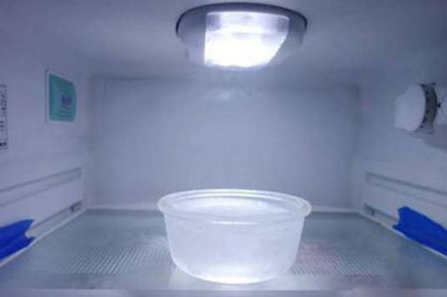 Chuyên gia chia sẻ kinh nghiệm bí quyết tiết kiệm điện khi sử dụng tủ lạnh chỉ nhờ một cốc nước