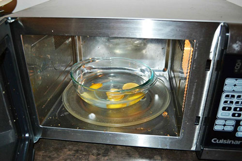 5 cách làm sạch lò vi sóng không cần dùng hóa chất