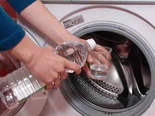 Bí quyết giặt quần áo với muối giúp giữ màu, loại sạch vi khuẩn ai không biết tiếc cả đời