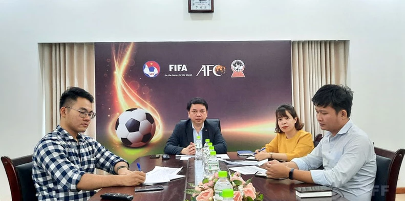 Tổng thư ký LĐBĐVN Lê Hoài Anh và đại diện các phòng chức năng họp triển khai chương trình FIFA Connect cùng đại diện FIFA. Ảnh: VFF.
