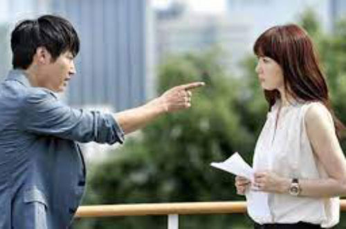 Đang uống cà phê thì bị tạt nước thẳng vào mặt, tôi chết điếng khi thấy người đã làm trò điên khùng đó