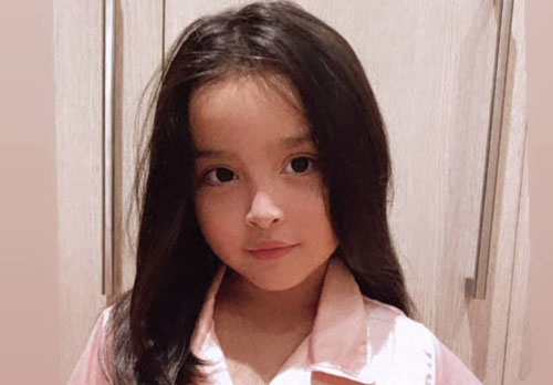 Tạo dáng như người mẫu, con gái của 'Mỹ nhân đẹp nhất Philippines' gây chú ý bởi chi tiết siêu đáng yêu này