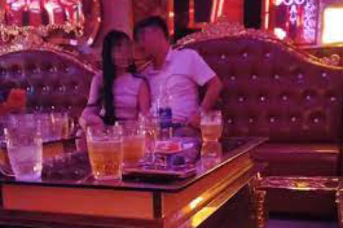 Chồng và nhà chồng đi hát karaoke về lúc đêm muộn, cảnh tượng bên trong khiến họ choáng váng, càng "đứng hình" trước lời tuyên bố của cô vợ