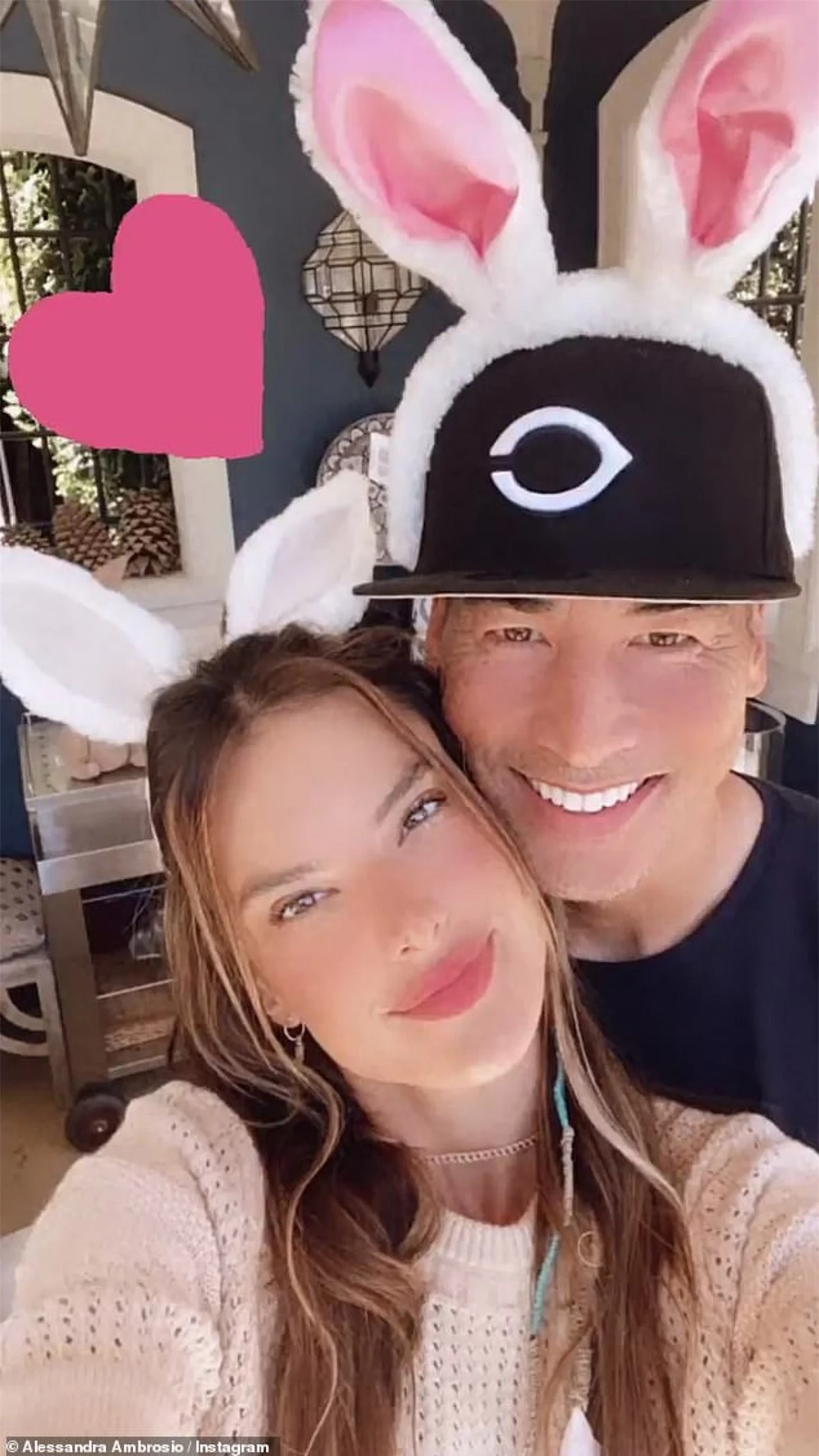 Nhân dịp lễ phục sinh, Alessandra Ambrosio chia sẻ loạt khoảnh khắc ngọt ngào bên tình yêu mới - Richard Lee trên trang Instagram cá nhân.