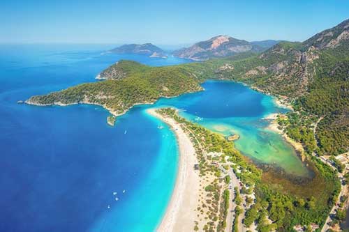 Top 9 bãi biển đẹp nhất thế giới bạn cần phải đến một lần