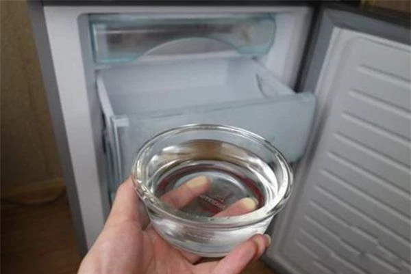 Một bát nước giúp tiết kiệm tiền điện khi dùng tủ lạnh