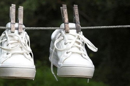 Bỏ nắm muối vào giày thể thao, sau một đêm điều bất ngờ xảy ra