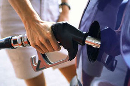 Đổ xăng nhớ 4 nguyên tắc này không lo bị ăn cắp tiền, người bơm xăng phải kính nể