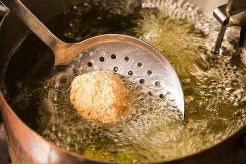 Mẹo nhỏ giúp hạn chế dầu mỡ bắn ra ngoài khi nấu ăn