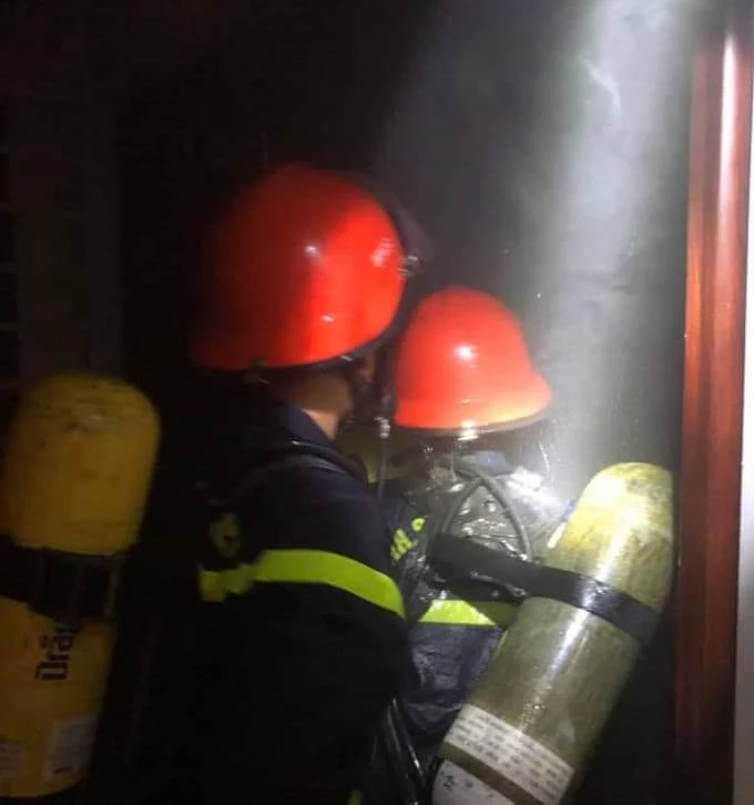 Lực lượng cứu hộ nỗ lực dập cháy