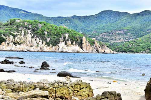 Khám phá vẻ đẹp hoang sơ của vịnh Vĩnh Hy - Ninh Thuận