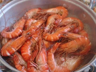 Bí quyết luộc tôm ngon bà nội trợ nào cũng nên biết