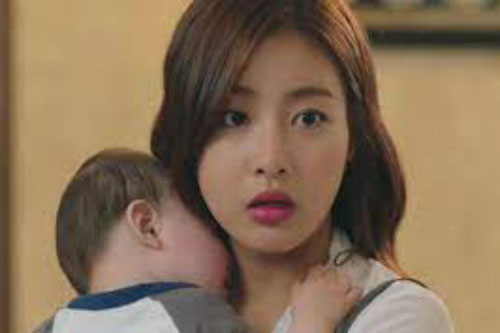 Chị chồng ly thân mang con nhỏ về đòi ở chung, nhưng người đàn ông đi cùng khiến vợ chồng tôi chết sững