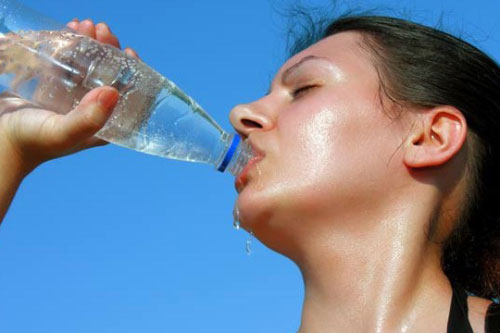 Uống nước đá mùa hè: Những sai lầm cần bỏ ngay lập tức