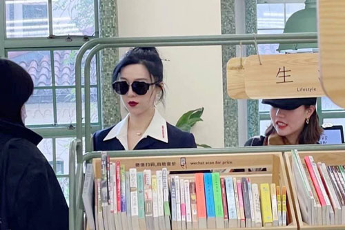 Phạm Băng Băng gây tranh cãi khi để mặt 'tơ hơ' ở chốn công cộng