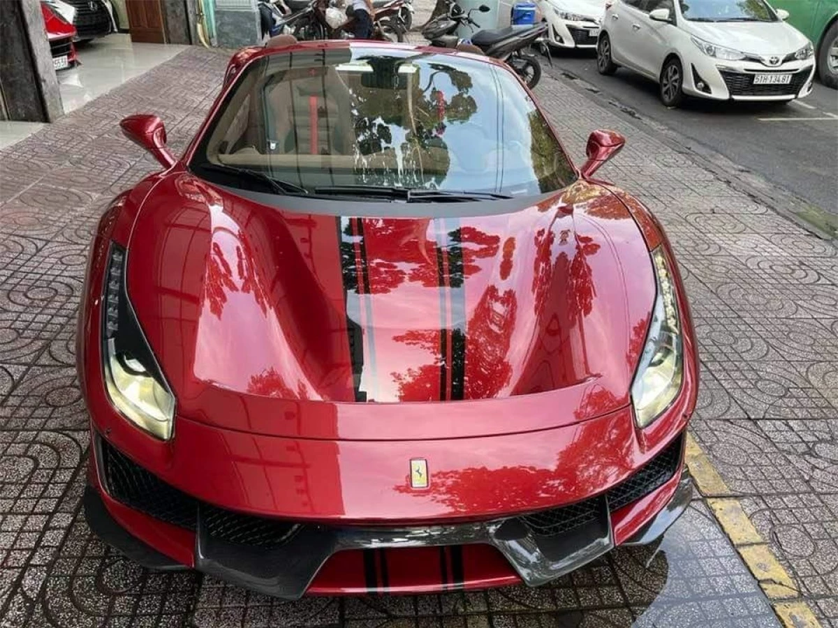 Chiếc Ferrari 488 Pista Spider thứ hai bất ngờ xuất hiện tại Việt Nam với màu sơn độc đáo. 