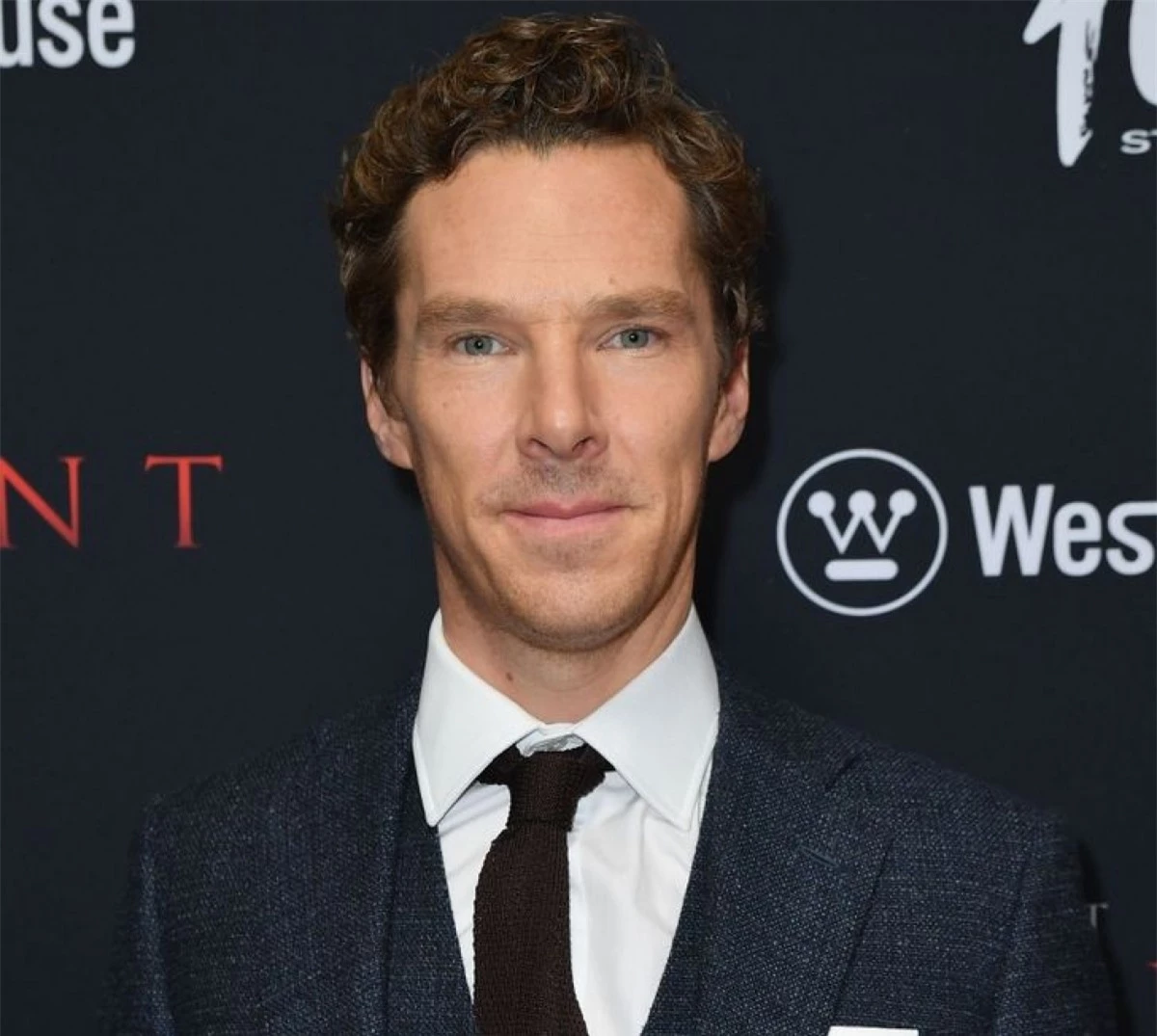 Năm 2018, Benedict Cumberbatch đang lái xe thì nhìn thấy 4 kẻ cướp xe đang cố gắng lấy trộm xe đạp từ một anh chàng giao hàng.Nam diễn viên đã nhảy ra khỏi xe và lao đến hiện trường, đuổi những tên cướp muốn chạy trốn.May mắn thay, anh chàng giao hàng không bị thương và kẻ cướp đã không thể lấy trộm chiếc xe đạp.