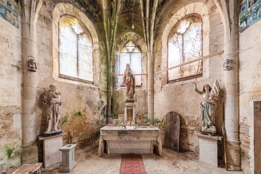 Vẻ đẹp mê hoặc của những nhà thờ bỏ hoang tại châu Âu ảnh 1