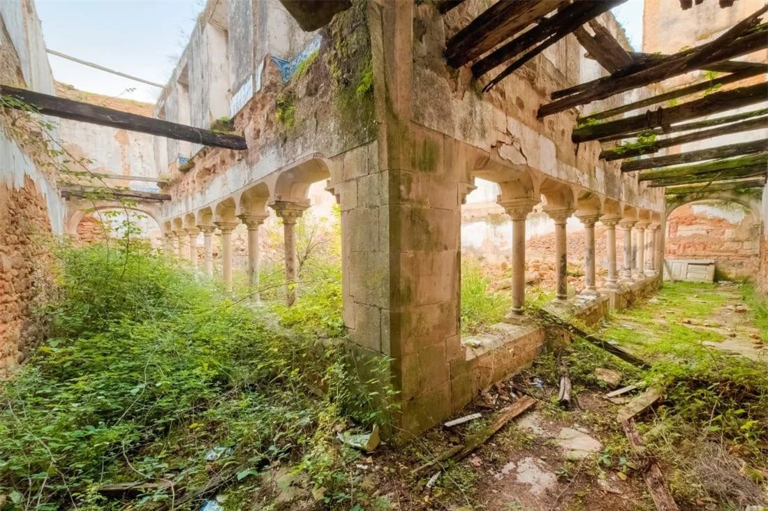 Vẻ đẹp mê hoặc của những nhà thờ bỏ hoang tại châu Âu ảnh 7