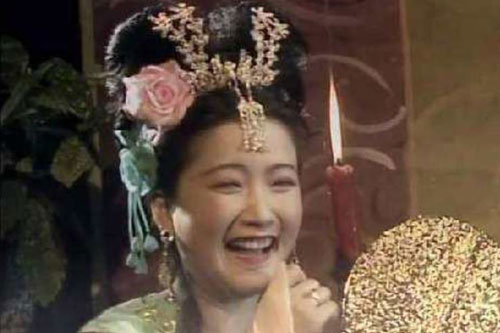 Cô từng tham gia diễn xuất trong Tứ đại danh tác, thậm chí mê hoặc Trư Bát Giới, ở tuổi 52 lại trở thành 'mẹ' của Hoắc Kiến Hoa