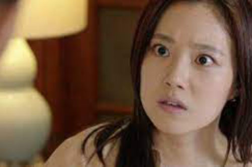 Có gã đàn ông lạ thường xuyên gửi hoa đến nhà, tôi cứ ngỡ anh ta tán tỉnh mình nào ngờ chiếc phong bì chứa 10 triệu đồng đã hé lộ sự thật