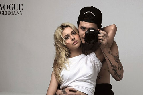Brooklyn Beckham và bạn gái tạo dáng thân mật trên tạp chí Vogue Đức