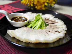 Luộc thịt heo đừng vội cho ngay vào nồi luộc, thêm bước này nữa thịt sẽ trắng giòn, thơm ngon nức mũi