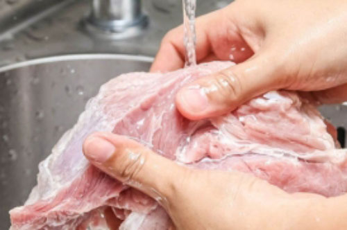 Đừng chần hay rửa trực tiếp, bạn phải dùng thứ này thịt lợn mới sạch hết bụi bẩn