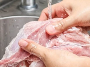 Đừng chần hay rửa trực tiếp, bạn phải dùng thứ này thịt lợn mới sạch hết bụi bẩn